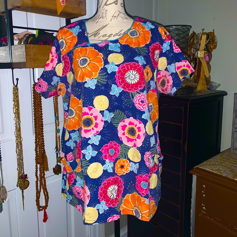 UA women’s floral blooms XL scrub top
